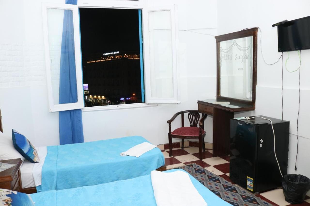 Acropole Hostel *